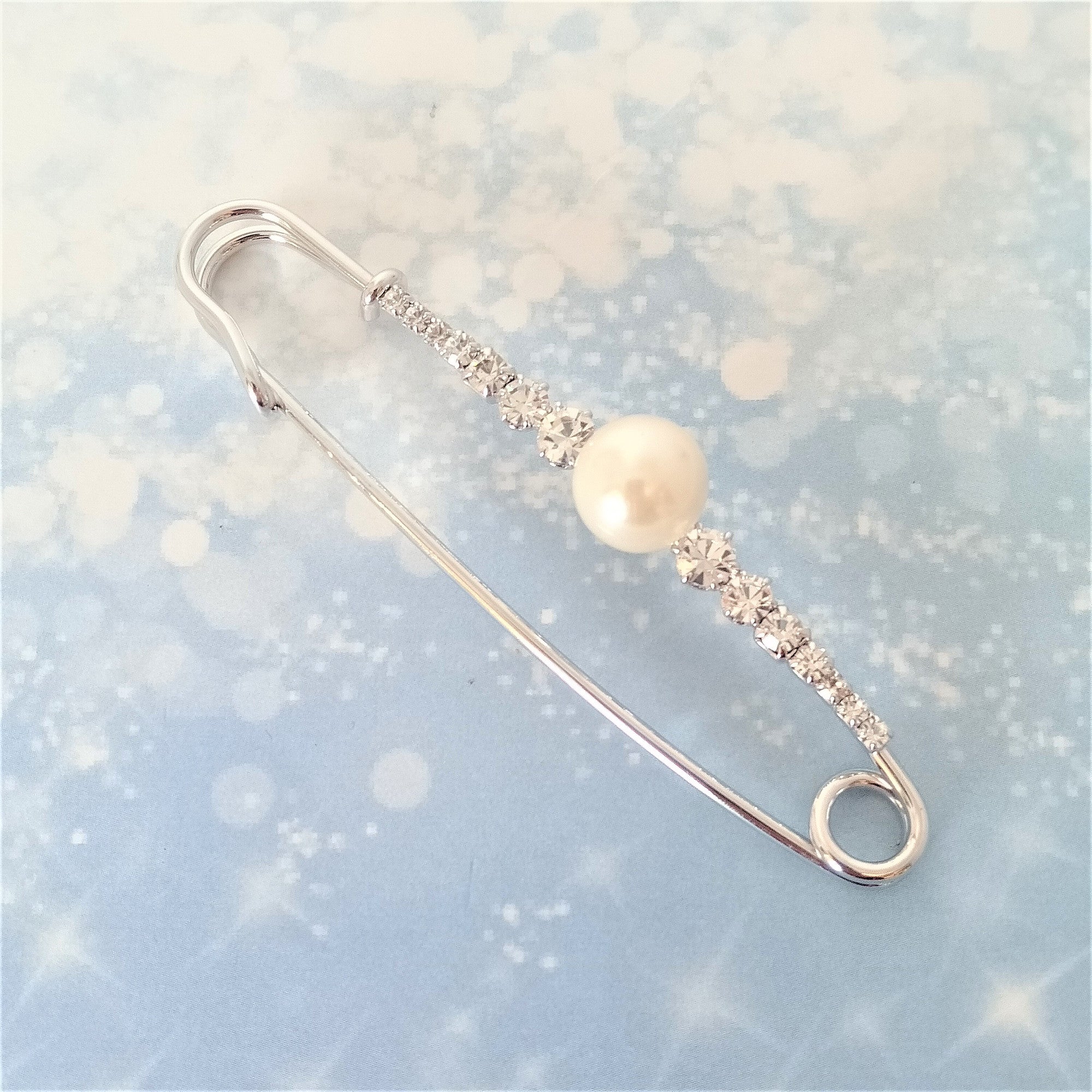 中央に大粒のパールをあしらったキルトピンブローチ