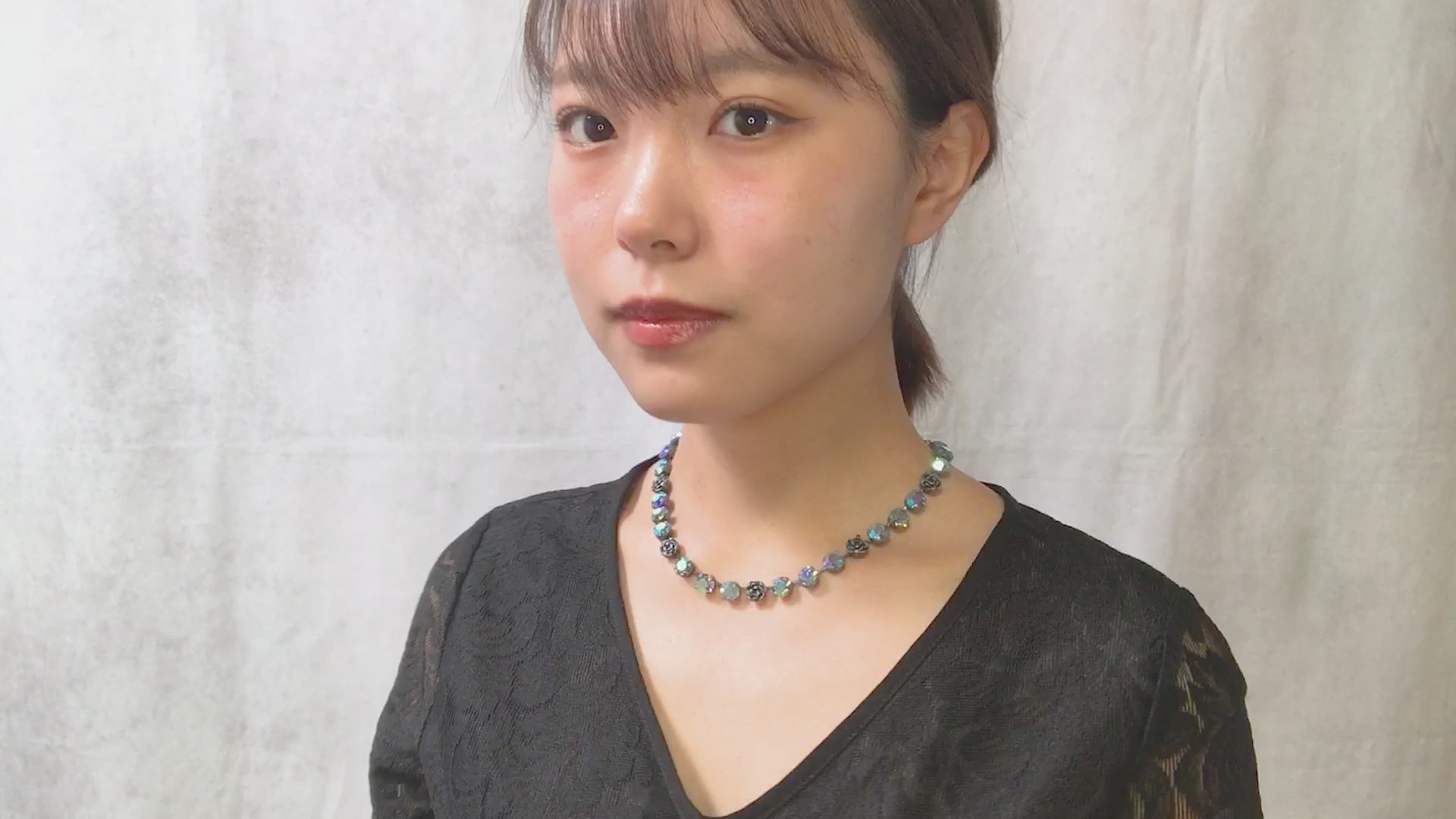 大粒のラインストーンと薔薇モチーフをあしらったネックレス