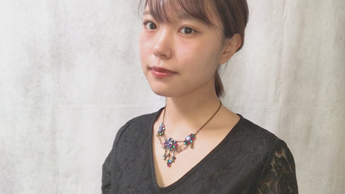 美しく輝くラインストーンが特徴の、オリジナルデザインのネックレスです