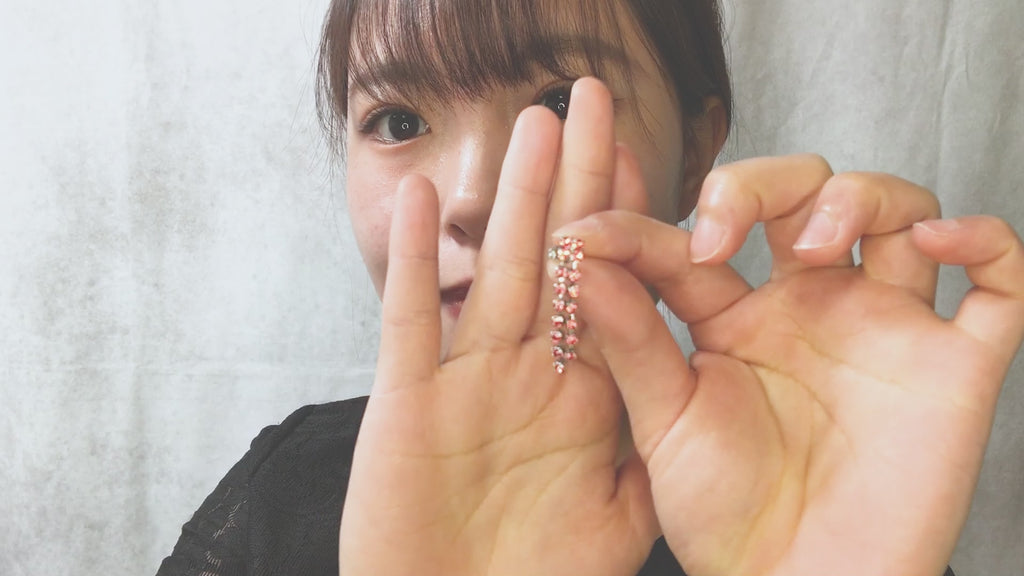 美しいラインストーンが煌めき、耳元で輝きを放つロングピアス
