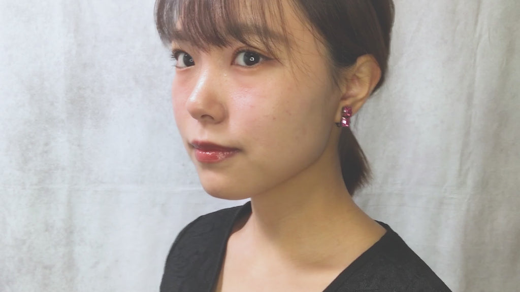 スクエアシェイプのラインストーンが美しく輝くイヤリング