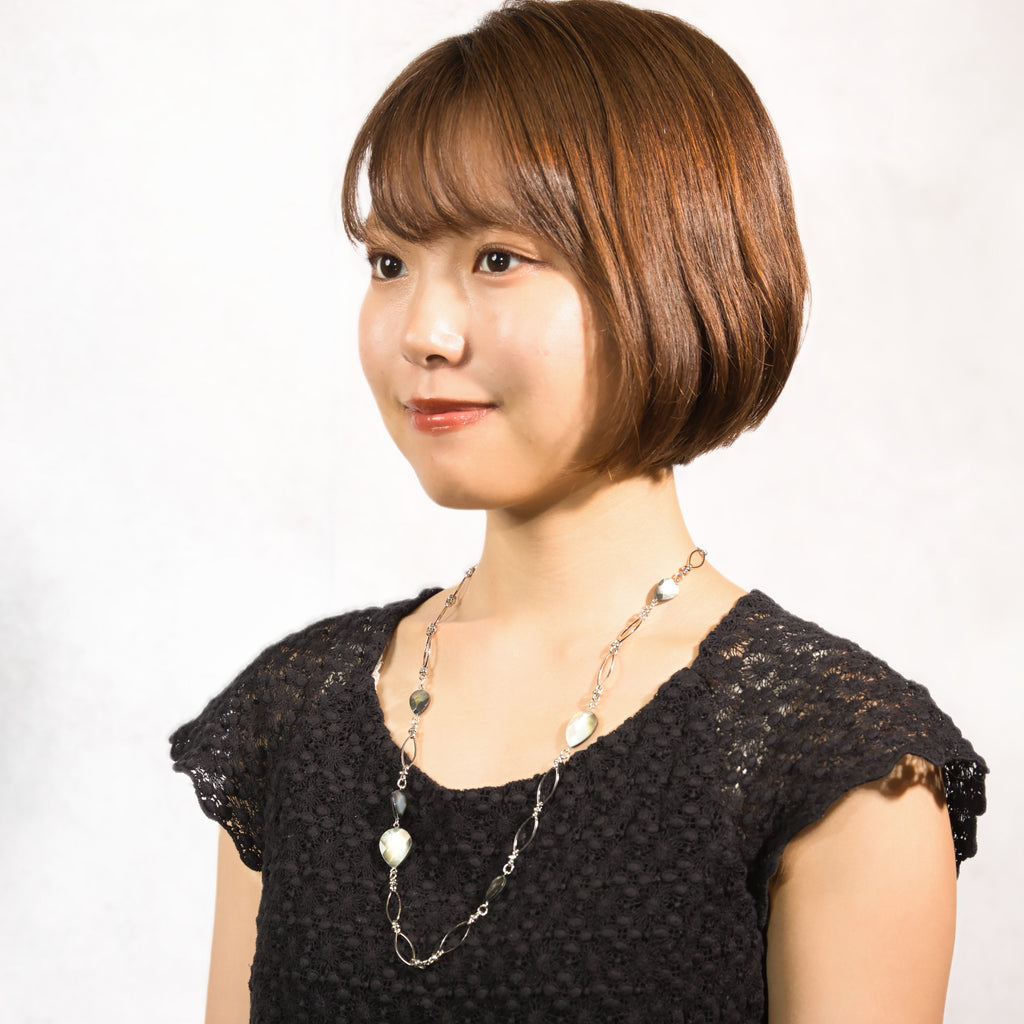 黒蝶貝の上品な光沢が美しいネックレス