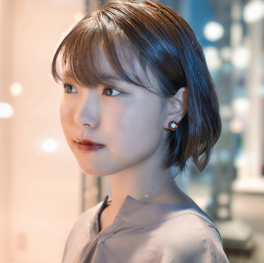 シャープなカッティングが美しいビジューイヤリング
