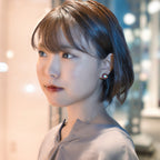 シャープなカッティングが美しいビジューイヤリング