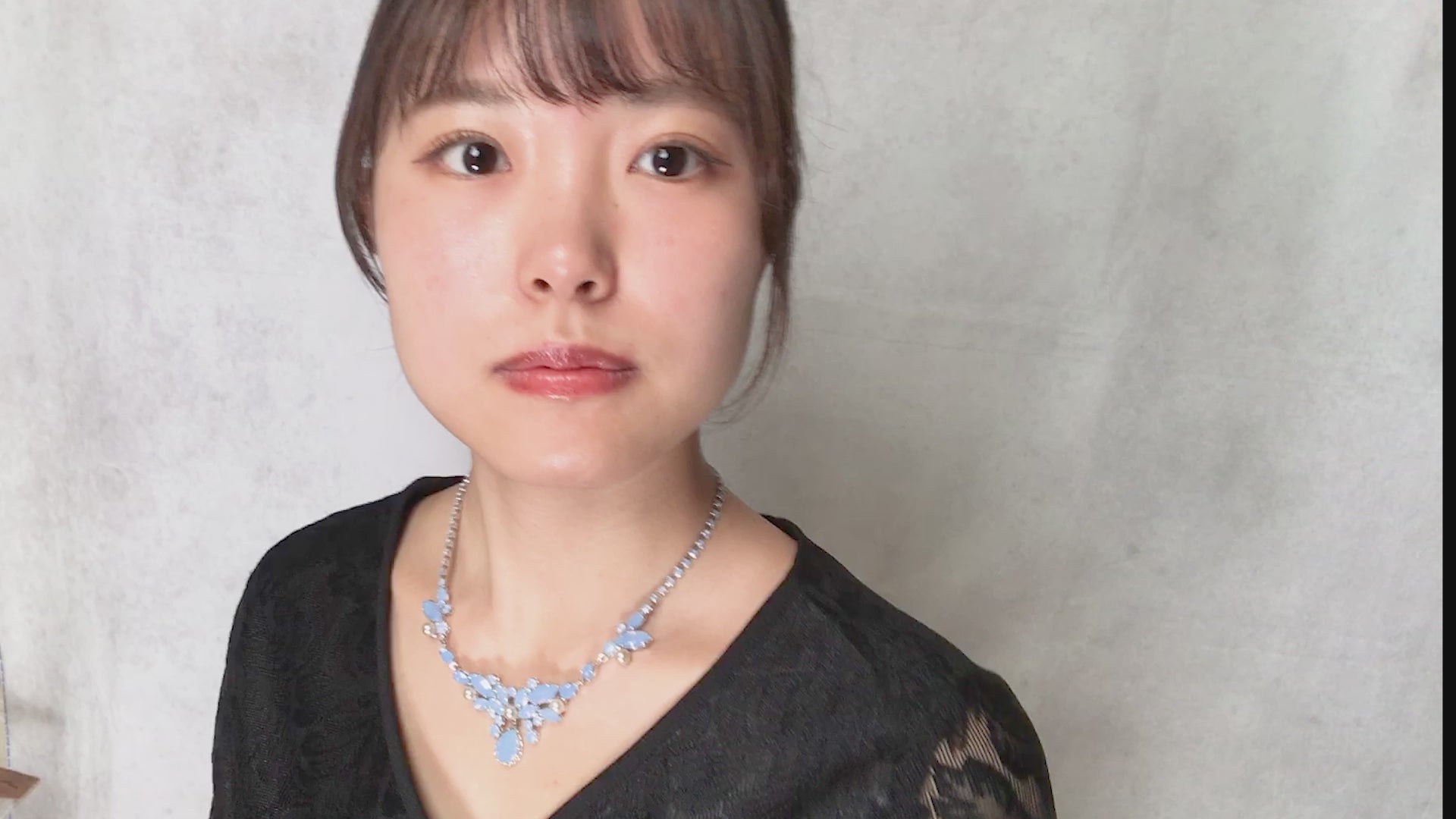 ミルキーなパステルブルーのラインストーンがさりげなくきらめき、パールとの組み合わせが美しいチョーカー